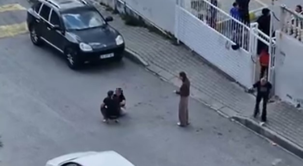 Bornova’da sokak ortasında şiddet: Çocukların gözü önünde karısını dövdü
