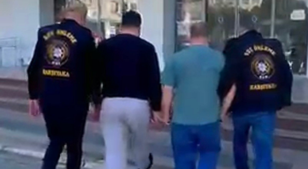 Karşıyaka’da firari iki hükümlü saklandıkları evde yakalandı
