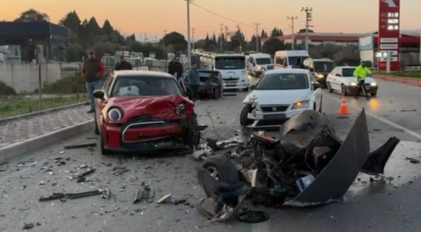İzmir Kemalpaşa’da zincirleme kaza: 3 yaralı