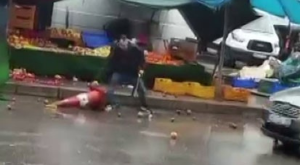 İzmir’de dehşet anları: Sinir krizi geçiren manav kasalar fırlatıp satırla saldırdı