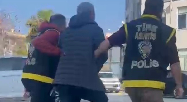 İzmir'de 15 yıldır aranan şüpheli sahte kimlikle yakalandı