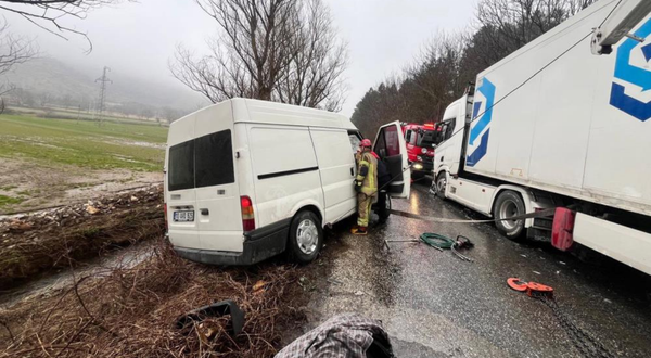 Ödemiş’te direksiyon hakimiyeti kaybolan sürücü tırla çarpıştı: 2 yaralı