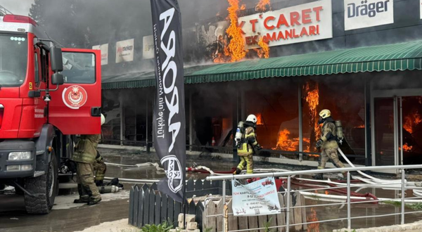 Torbalı'da iş güvenliği malzemeleri satan iş yeri alevlere teslim oldu