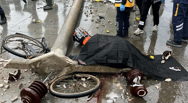 Bisiklet sürücüsü devrilen direğin altında hayatını kaybetti