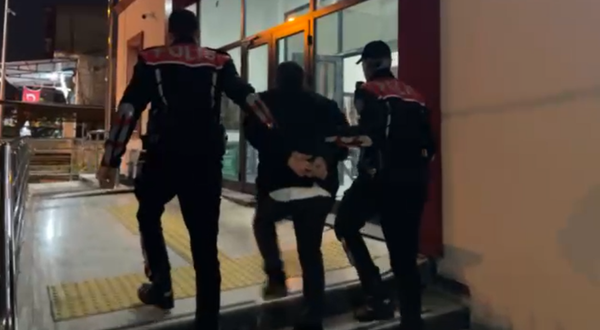 İzmir’de 10 yıl hapis cezasıyla aranan şüpheli polis tarafından yakalandı