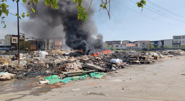 Buca’da sanayi atıkları alevlere teslim oldu