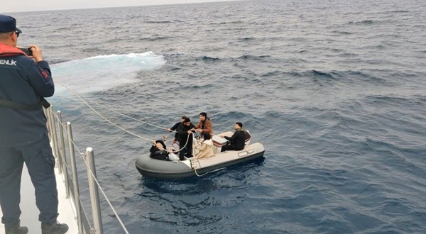 Yunanistan'ın geri ittiği 6 göçmen Seferihisar açıklarında kurtarıldı: 1 kaçakçı yakalandı