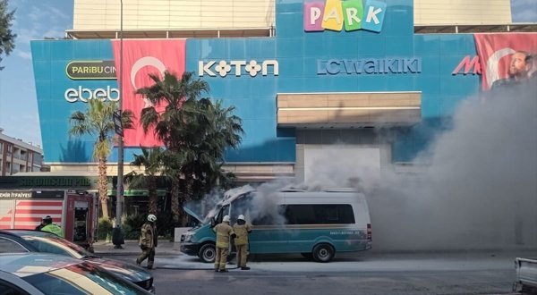 Konak'ta seyir halindeki minibüs alev aldı