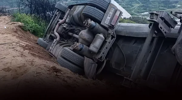 Ödemiş'te kamyon şarampole devrildi: Sürücü yaralandı