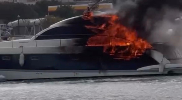 Çeşme’de motoryatta yangın paniği: Tekne kullanılamaz hale geldi