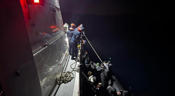 Urla açıklarında 21 düzensiz göçmen yakalandı