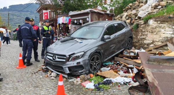 Şirince'de korkutan kaza: Araç tezgaha uçtu, 1 yaralı