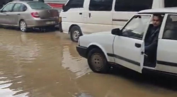 Ödemiş’te sağanak yağış hayatı felç etti: Sokaklar göle döndü