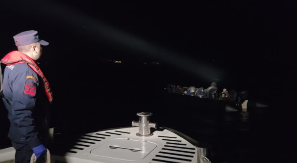 Seferihisar açıklarında 33 düzensiz göçmen yakalandı