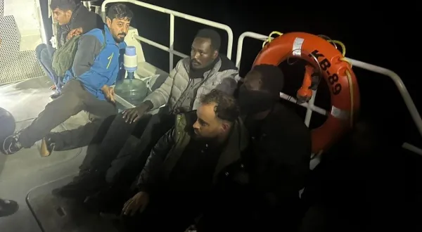 İzmir açıklarında göçmen operasyonu: 66 düzensiz göçmen yakalandı