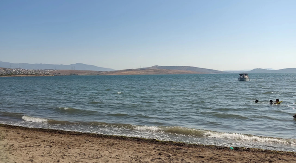 Şakran Plajı’nda korku dolu anlar: Boğulma tehlikesi geçiren 2 çocuğun durumu ağır