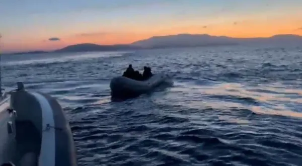 Çeşme açıklarında çifte operasyon: 46 düzensiz göçmen kurtarıldı ve yakalandı