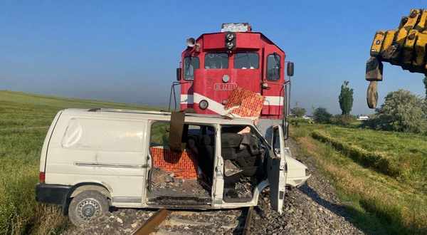 Hemzemin geçitte faciadan dönüldü! İzmir seferini yapan tren kamyonete çarptı