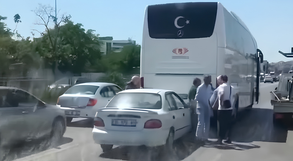Karşıyaka’da otobüs ile otomobil çarpıştı