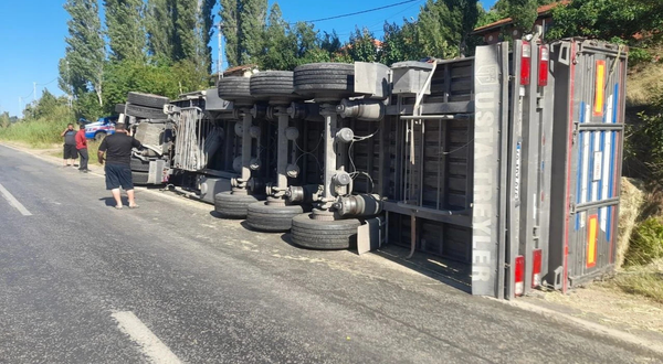 Kiraz’da korkutan kaza: Tır devrildi, 1 yaralı