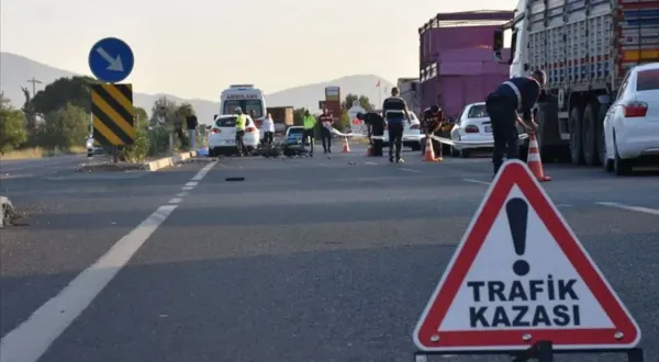 Bornova’da feci kaza: Otomobil TIR’ın altına girdi