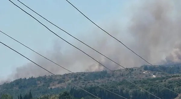 Çeşme'de çöplük yangını makilik alana sıçradı: Havadan ve karadan müdahale sürüyor
