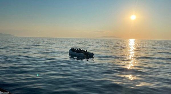 Çeşme açıklarında radara yakalanan lastik bottaki 20 düzensiz göçmen yakalandı