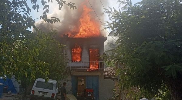 Bayındır’da korkutan yangın! İki katlı ev küle döndü