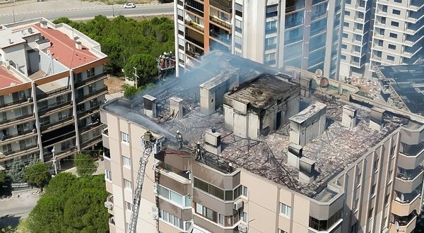 Menemen'de 10 katlı binanın çatısında yangın: Mahsur kalan 3 işçi kurtarıldı