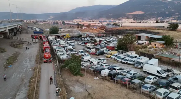 Bornova’da yediemin otoparkında yangın: 50 motosiklet ve 12 araç yandı