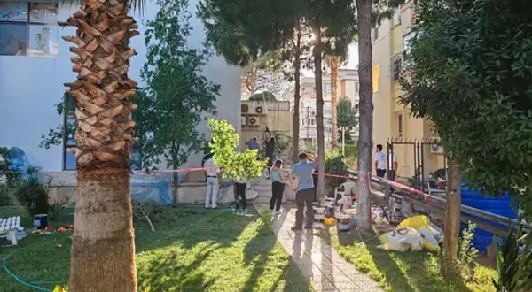İzmir Balçova'da korkutan iş kazası! İskele devrildi, 3 kardeş işçi yaralandı