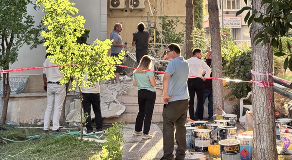 Balçova'da korkutan iş kazası: İskele çöktü, 3 kardeş işçi yaralandı
