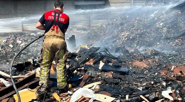 Buca’da Sanayi bölgesindeki çöplük yangını esnafı isyan ettirdi: Her gün yangın çıkıyor