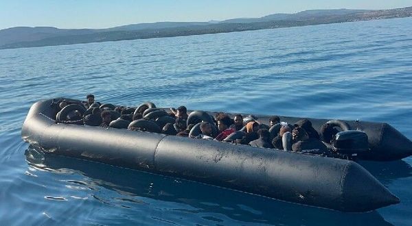 Çeşme açıklarında ve koylarda 54 düzensiz göçmen yakalandı