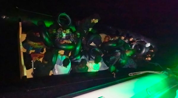 Çeşme açıklarında can pazarı! Lastik bottaki 25 düzensiz göçmen kurtarıldı