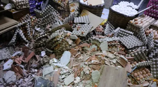 İzmir'de kontrolden çıkan otomobil dükkana daldı! Önce kepengi kırdı, sonra duvarı yıktı