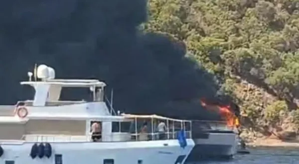 Fethiye'de tur teknesinde yangın: 115 kişi denize atlayarak kurtuldu!
