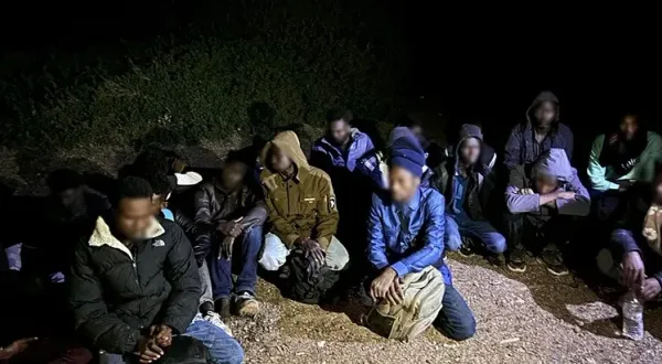 İzmir'de üç ayrı operasyonda 73 düzensiz göçmen yakalandı