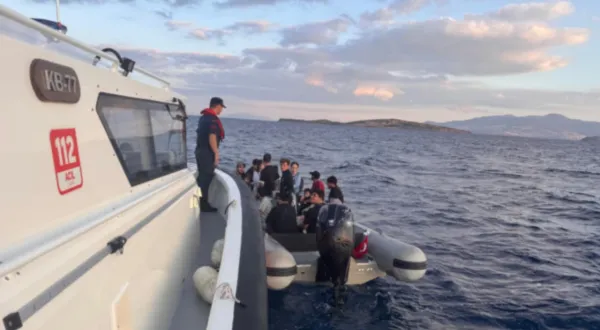 Aliağa açıklarında lastik bottaki 19 göçmen yakalandı