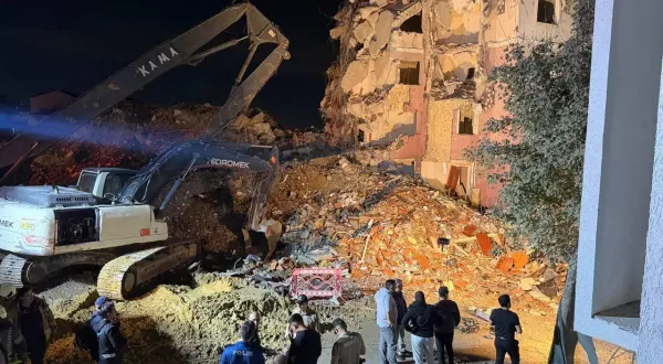 Kentsel dönüşüm yıkımında bina çöktü: 2 kişi yaralandı!