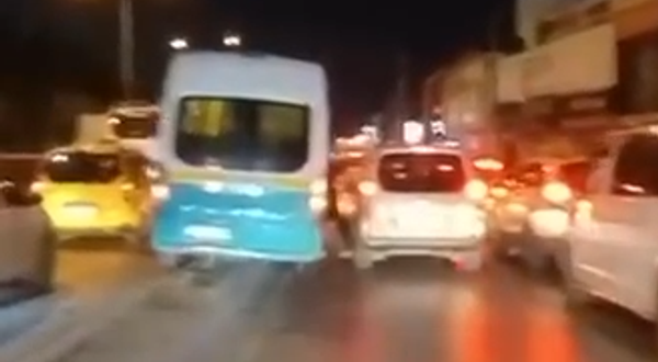 İzmir’de trafikte pes dedirten dolmuş manevrası