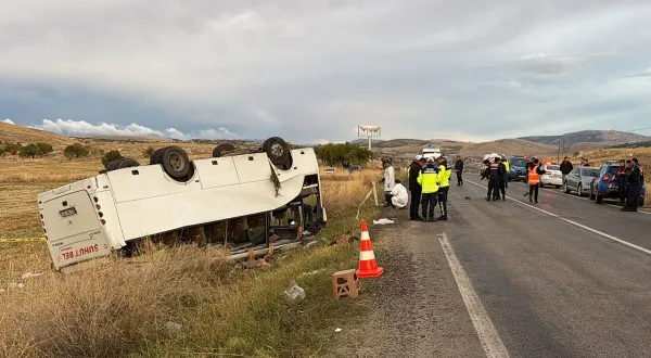 Afyonkarahisar’da belediye işçilerini taşıyan midibüs devrildi: 28 yaralı