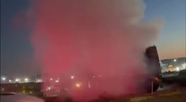 Aliağa’da hareket halindeki tır alevlere teslim oldu