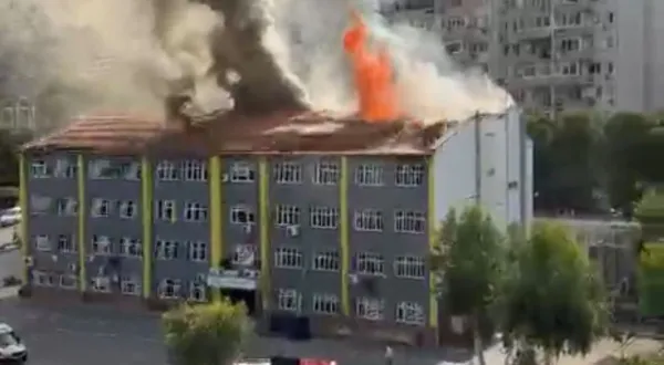 Karabağlar'da okul çatısında yangın paniği