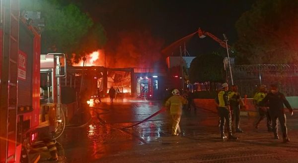 Manisa'da akü fabrikasında yangın çıktı