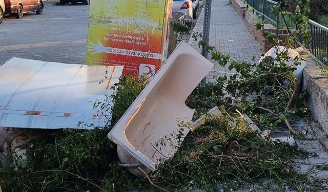 İzmir Bayraklı'da çöp işgali | Çöpün yeri kaldırım mı?