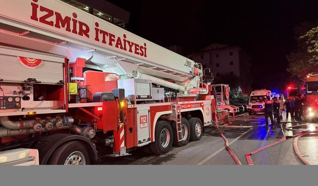 İzmir'de çok katlı binada çıkan yangın söndürüldü