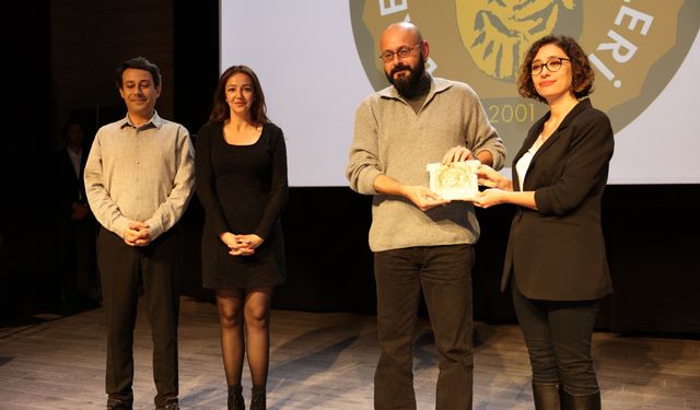 İzmir Bornova Belediyesi Şehir Tiyatrosu, Eskişehir'den çifte ödülle döndü