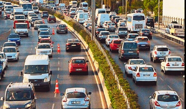 İzmir Gaziemir Akçay Caddesi’nde araç arızası trafiği kitledi