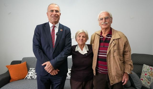 İzmir Gaziemir Belediye Başkanı Ünal Işık’tan Öğretmenler Günü’nde anlamlı ziyaret